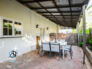 a patio with a table and chairs on a patio at The Graeme Addis Homestead in Kalgoorlie