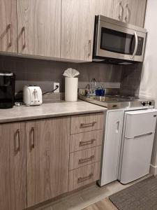 Dapur atau dapur kecil di Cozy Sweet Studio #9. Ten min to D.T Ottawa
