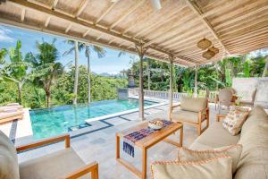 烏布的住宿－Wake in Paradise Lebah Villas Pool Kitchen Spa，享有泳池景致的室外客厅