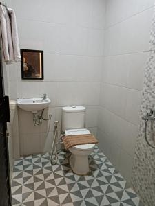 een badkamer met een toilet en een wastafel bij Shafira Hotel Yogyakarta in Ngabean