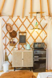 uma cozinha numa tenda cúpula com um fogão em Camposanto Glamping - The Peacock Yurt em Austin