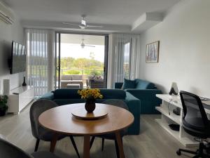 uma sala de estar com um sofá e uma mesa em Signature Waterfront Apartments em Gold Coast