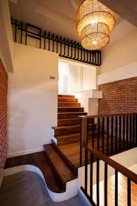 un vestíbulo con escaleras y una lámpara de araña en PS23 Residence, en Hat Yai