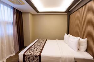 Ένα ή περισσότερα κρεβάτια σε δωμάτιο στο Xenia Hotel Clark