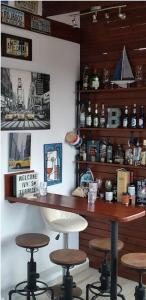 - un bar avec deux tabourets et un comptoir dans une pièce dans l'établissement Cozy Townhouse & Terrace/Pool, à La Ceiba