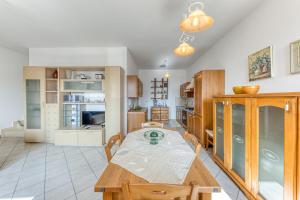 een keuken met een tafel en een eetkamer bij Villa Maria Matino - Happy Rentals in Matino