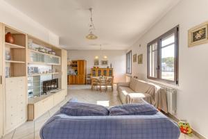 een slaapkamer met een bed en een woonkamer bij Villa Maria Matino - Happy Rentals in Matino