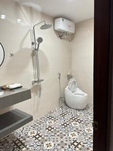 uma casa de banho com um chuveiro e um WC. em COFFEE & HOMESTAY 41 em Pleiku