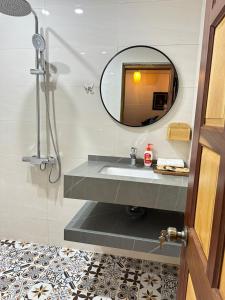 uma casa de banho com um lavatório e um espelho em COFFEE & HOMESTAY 41 em Pleiku