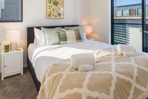 クライストチャーチにあるTuam Street delight 4 bed 4 bath with Carparkの大きなベッドと窓のある寝室 +38枚の写真