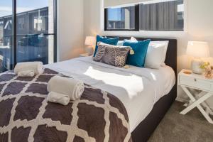 クライストチャーチにあるTuam Street delight 4 bed 4 bath with Carparkのベッドルーム1室(大型ベッド1台、枕付)、窓が備わります。