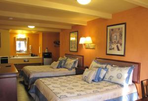 Habitación de hotel con 2 camas y baño en Coast Inn and Spa, en Fort Bragg