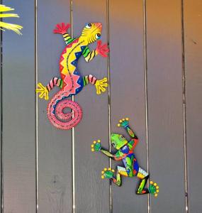 una pintura de un dragón en una pared en Brand New Luxury Private Pool Villa Quartz - 5 mins walk to #Sapphire Beach, en East End