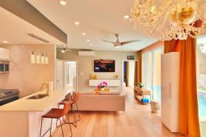 พื้นที่นั่งเล่นของ Brand New Luxury Private Pool Villa Quartz - 5 mins walk to #Sapphire Beach