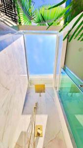vista su un balcone di una casa con altalena di Brand New Luxury Private Pool Villa Quartz - 5 mins walk to #Sapphire Beach a East End