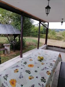 einen Tisch mit Obst auf der Terrasse in der Unterkunft Casa Michel 