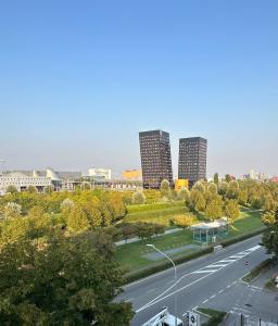 une rue de la ville avec de grands bâtiments en arrière-plan dans l'établissement Home sweet home Rho Fiera, à Pero