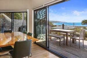 - une salle à manger avec vue sur l'océan dans l'établissement Achilles, à Apollo Bay