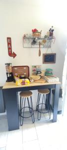 een tafel met 2 stoelen in een kamer met een bureau bij Cosy confort appart Cognac in Cognac