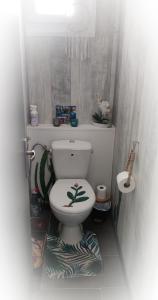 een badkamer met een toilet met een schilderij erop bij Cosy confort appart Cognac in Cognac