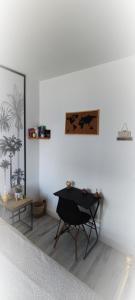 een zwarte piano in een kamer met een tafel bij Cosy confort appart Cognac in Cognac +6 foto's