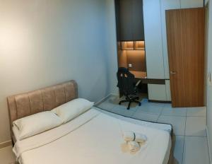 um quarto com uma cama com uma cadeira e uma secretária em Happy Home BYSS Homestay em Puchong