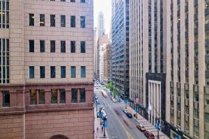 جيه دبليو ماريوت شيكاغو في شيكاغو: اطلالة على شارع في مدينة ذات مباني طويلة