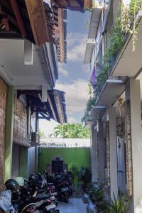 una fila de motocicletas estacionadas en un callejón entre edificios en Bali DD homestay seminyak, en Seminyak