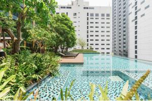 une grande piscine dans une ville avec de grands bâtiments dans l'établissement 【温馨两居室】伦披尼公园/主干道CBD/俯瞰城市绿肺/私家公寓, à Bangkok
