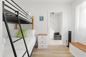 1 dormitorio con litera y escalera en Rye Beach Chalet - Downstairs Only, en Rye