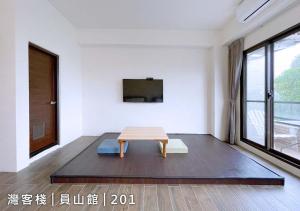 a room with a table in the middle of a room at Yuanshan Dahu Homestay in Yuanshan +11 photos
