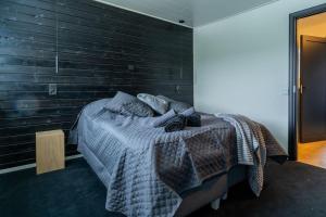 מיטה או מיטות בחדר ב-Arctic aurora apartment