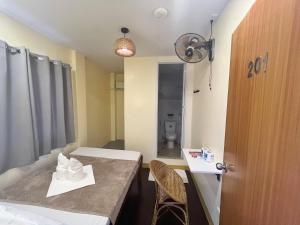 Postel nebo postele na pokoji v ubytování Cozy Coron Inn
