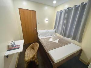 Postel nebo postele na pokoji v ubytování Cozy Coron Inn