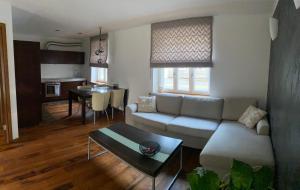 uma sala de estar com um sofá e uma mesa em Väike-Tähe Apartment em Tartu