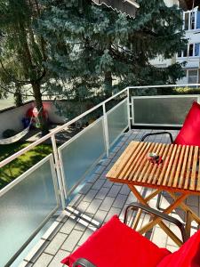 a deck with a table and chairs on a balcony at FerienwohnungNord in Singen