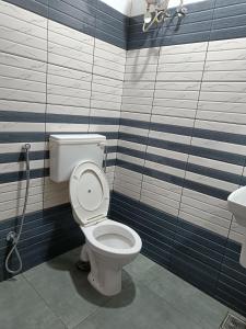 a bathroom with a toilet and a sink at CANALVIEW PRIVATE COTTAGE Azhikkal Ayiram Thengu in Panmana