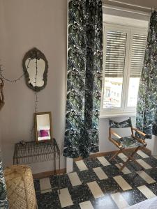 un soggiorno con sedia e finestra di Room Pilar a Roma