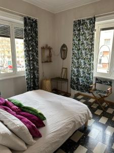 una camera da letto con un letto con tende e una sedia di Room Pilar a Roma