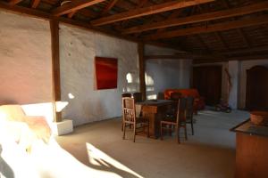 a dining room with a table and chairs in a room at Schneiders Ferienhaus Pulkau in Pulkau