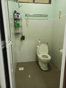 een badkamer met een toilet en een wastafel bij Homestay FarHaA in Tanah Merah