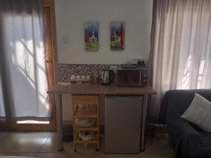 cocina con encimera y microondas en 7 On Grey Guesthouse, en Colesberg