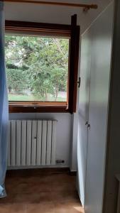 una stanza vuota con finestra e radiatore di Villa roverella a Cassano delle Murge