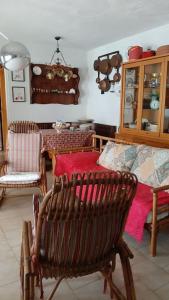 un soggiorno con tavolo e sedia di Villa roverella a Cassano delle Murge