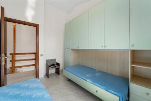 Schlafzimmer mit einem Bett, Schränken und einem Spiegel in der Unterkunft San Pietro's House in Villa San Pietro