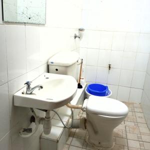 uma casa de banho com um WC e um lavatório em Miguel's haven, Homely vibes! em Kakamega