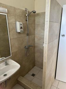 uma casa de banho com um chuveiro e um lavatório. em The Shamrock Hotel em Toowoomba