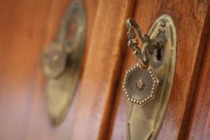 a bronze door latch on a wooden door at Bed & Breakfast Vila Baguc in Split