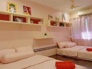 una stanza con due letti, un lavandino e degli scaffali di Comfortable Private Swimming Pool Homestay Melaka 20 Pax 5R3B a Malacca Altre 44 foto