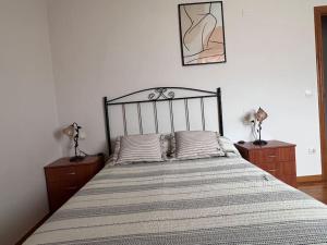 1 dormitorio con 1 cama grande y 2 mesitas de noche en Apartamento Cantabrico vistas a la Ría deRibadeo, en Ribadeo